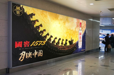 济南机场一层国内到达通道室内灯箱广告