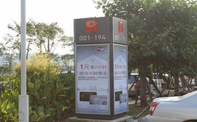 厦门机场F1一层停车场立式灯箱广告