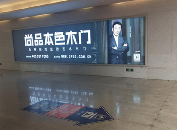 安阳东高铁站灯箱广告