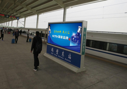 鹤壁东高铁站灯箱广告