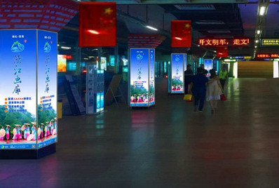 上海站南广场出租车候车区包柱灯箱广告