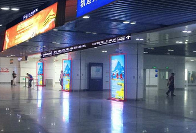 上海站北出站口落地灯箱广告