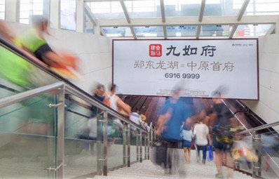 郑州东站进站门楣灯箱广告