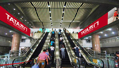 北京西站南进站大厅扶梯两侧灯箱广告