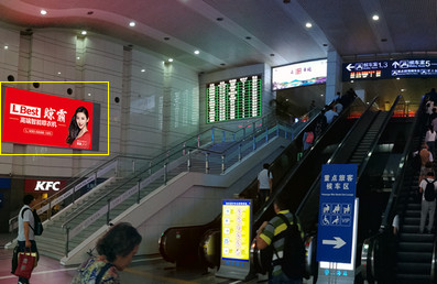 上海站进站大厅两侧墙面吊挂屏数字灯箱广告