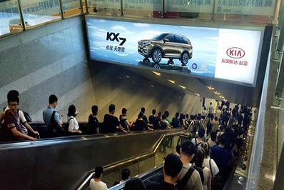 上海虹桥站出站通道高空楣头灯箱广告