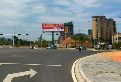 梅州高速客都大道与中环东路交汇处红绿灯单柱双面广告牌