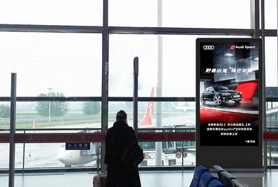扬州泰州机场二层候机区登机口旁电子刷屏广告