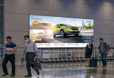 上海虹桥站到达层与机场交接区域墙面灯箱广告
