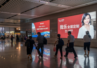 上海虹桥站到达层商铺两侧通道墙面灯箱广告