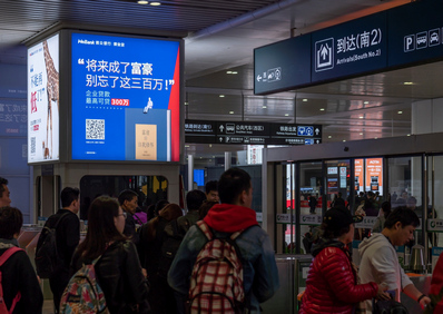 杭州东站到达层出站检票口三面直梯灯箱广告