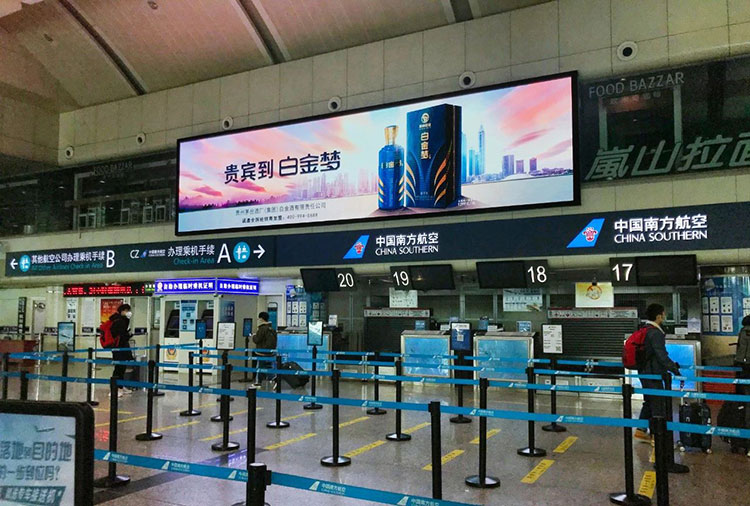 大连机场灯箱广告展示