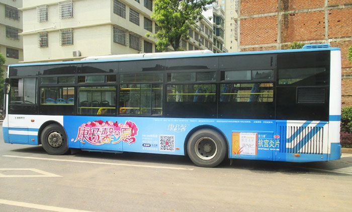 康乃馨长沙公交车广告