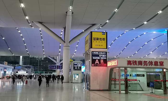圣象地板深圳高铁站广告2
