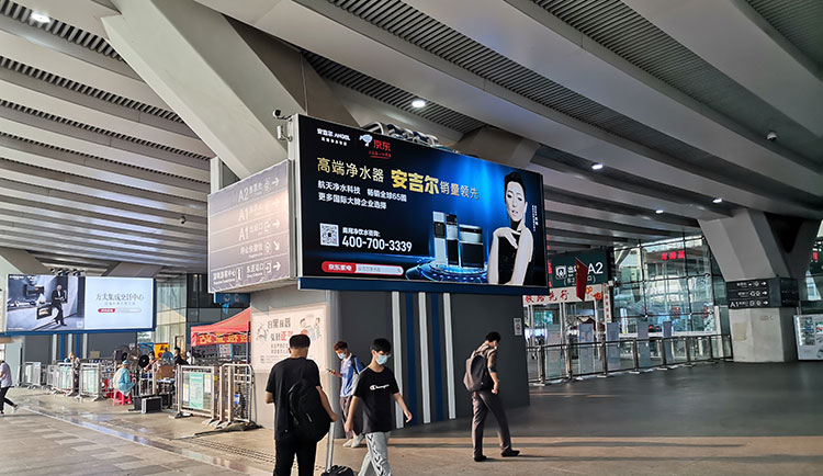 安吉尔深圳高铁站灯箱广告3