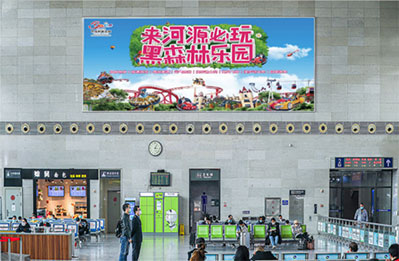 河源北站进站厅墙面灯箱广告