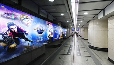 北京地铁路轨大牌灯箱广告