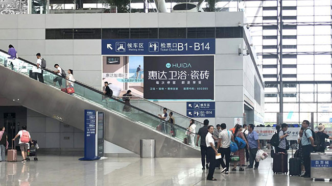 青岛高铁站进站大厅扶梯两侧墙面灯箱 青岛高铁站进站大厅扶梯两侧墙面灯箱