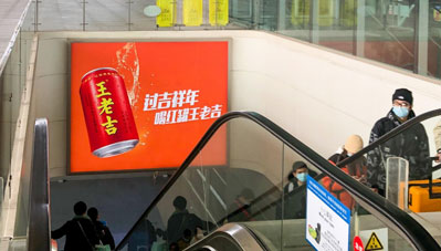 杭州东站一层扶梯梯楣灯箱广告