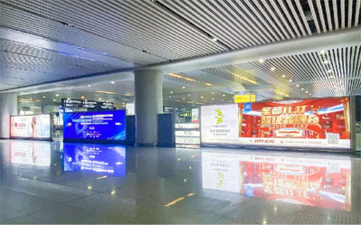 杭州高铁站到达层内通道隔断灯箱广告