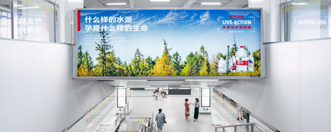 成都地铁梯眉灯箱广告