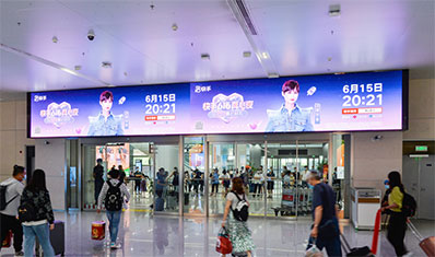 南京机场T1国内行李厅出口上方LED屏广告