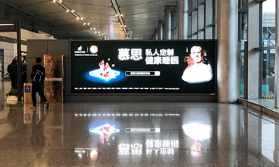 贵阳机场T2国内出发候机厅正迎面灯箱广告