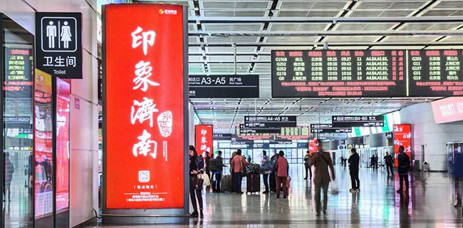 出站通廊双面落地灯箱广告 出站通廊双面落地灯箱广告