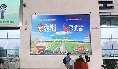 长沙南高铁站西落客平台墙体灯箱广告