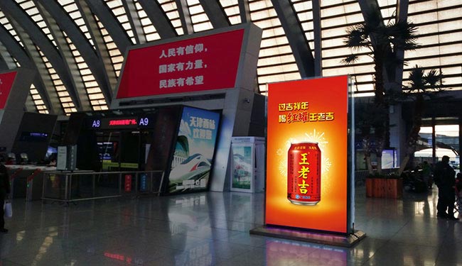 天津西高铁站刷屏机广告