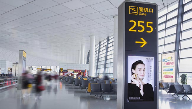 郑州机场登机口标识刷屏广告