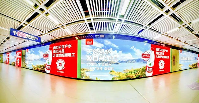 武汉地铁灯箱+墙贴广告