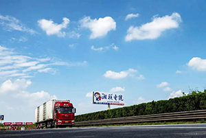 湖南省高速立柱大牌广告案例，建材电缆高速广告，高速公路广告效果怎么样？