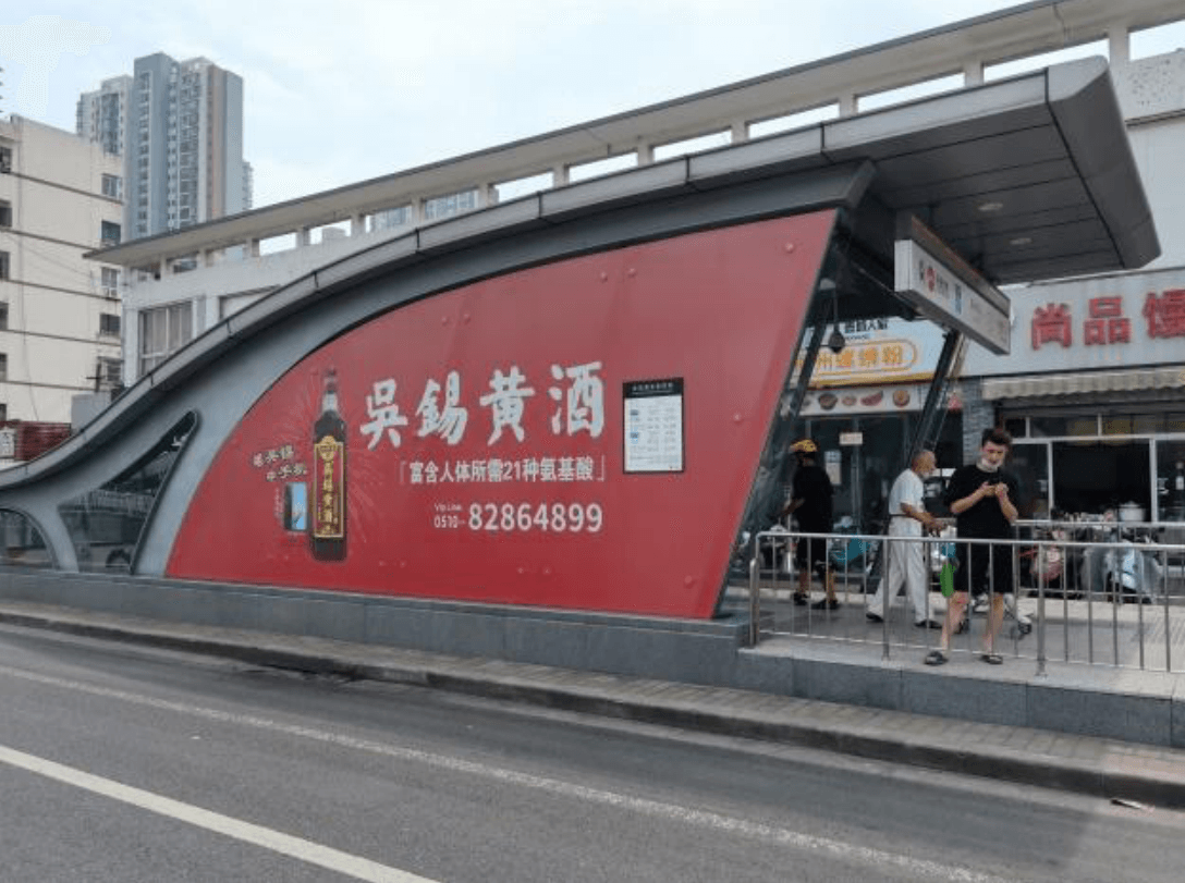 无锡地铁出入口广告价格收费多少钱？无锡地铁站棚户外贴纸广告