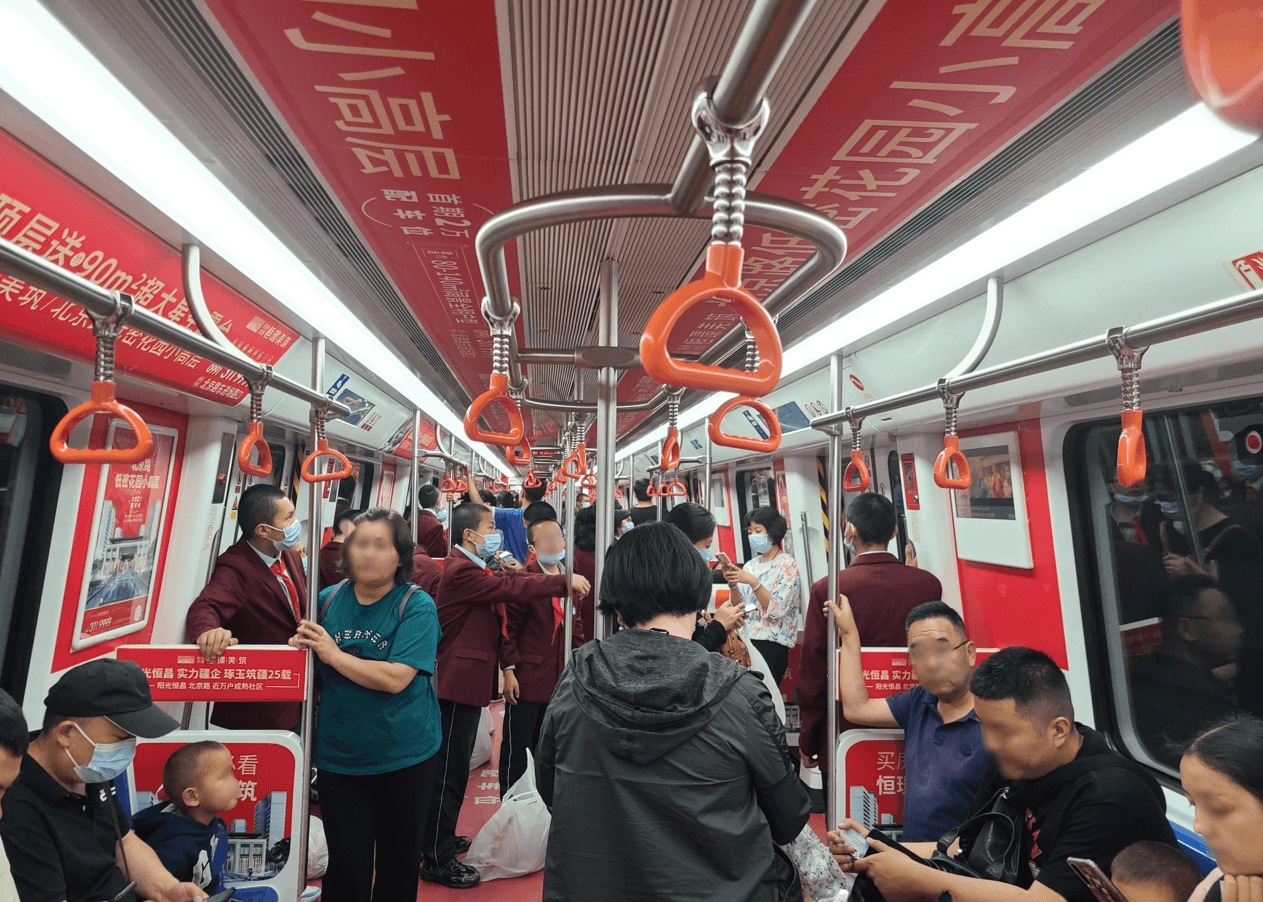 乌鲁木齐地铁列车广告价格收费？乌鲁木齐地铁内包车广告案例图