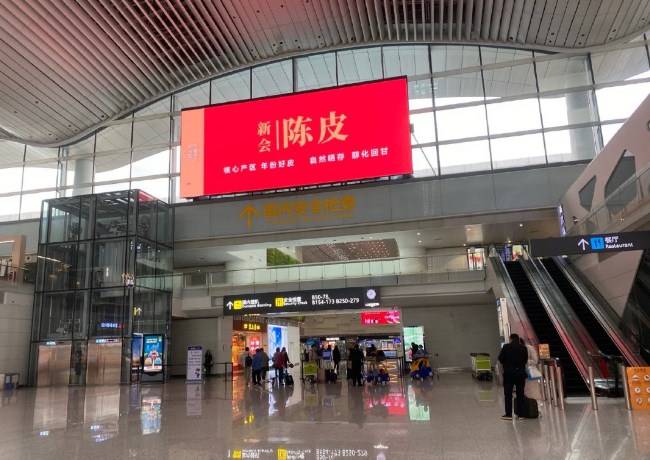 广州机场出发值机大厅热门广告位案例，广州白云机场广告价格收费