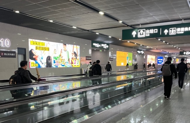 重庆西站候车大厅旋转屏出站通道灯箱广告，重庆西高铁站广告价格