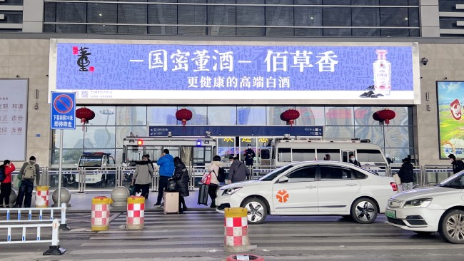 长沙南站广告价格收费，长沙南高铁站进站口打卡点门楣LED大屏广告