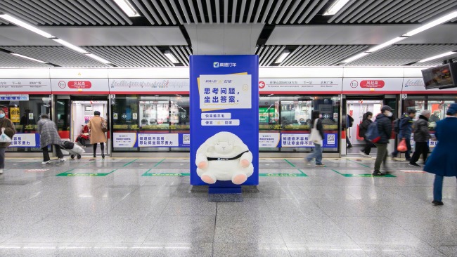 杭州地铁创意包柱广告凤起路小羊座椅案例，杭州地铁广告价格收费