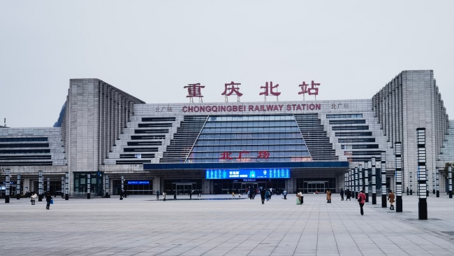 重庆北站广告价格收费，重庆北高铁站进站口打卡点门楣LED大屏广告