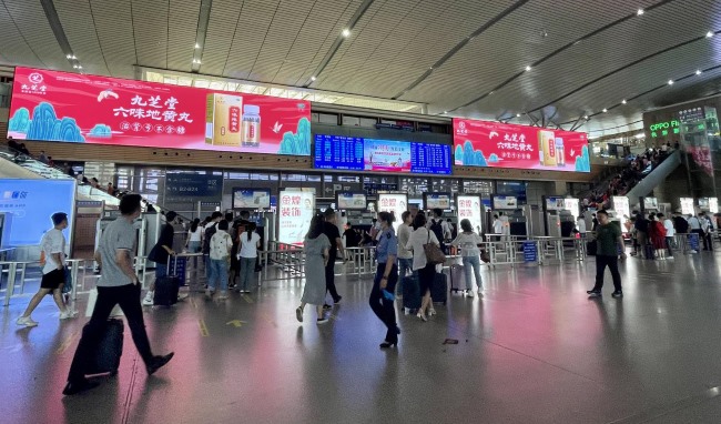 长沙南高铁站进站安检口2块LED巨屏广告，长沙南站大屏高铁广告价格