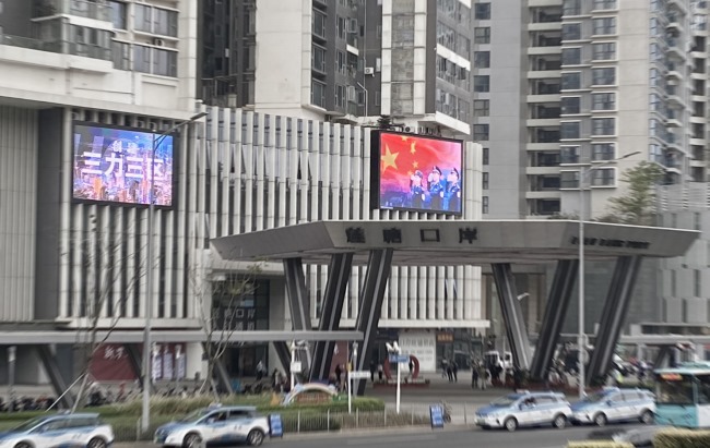 深圳莲塘口岸罗沙路户外LED广告投放，莲塘口岸大屏广告价格