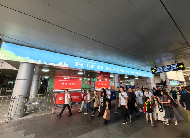 深圳罗湖口岸LED大屏广告投放，罗湖口岸通道灯箱广告价格
