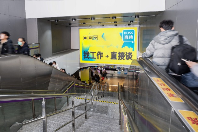 深圳地铁站出入口扶梯正对大牌广告投放，深圳地铁广告价格