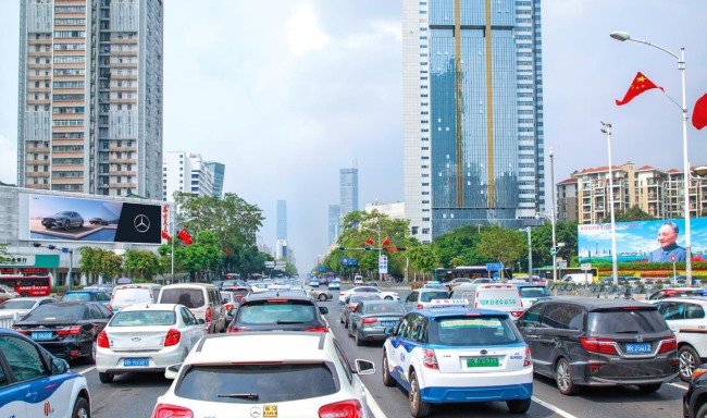 深圳户外广告：城市风景线中的品牌力量