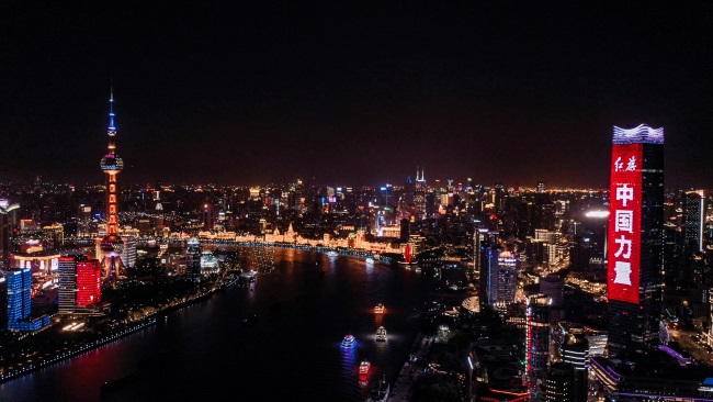 上海外滩地标白玉兰楼体户外LED广告投放，上海灯光秀广告价格