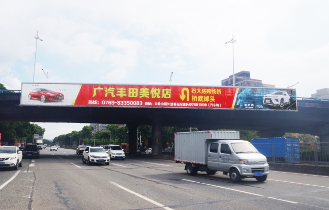 东莞大岭山莞长路高速天桥大牌广告投放，东莞户外广告价格