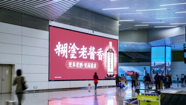 广州白云机场到达出口墙面LED广告投放，广州机场大屏广告价格