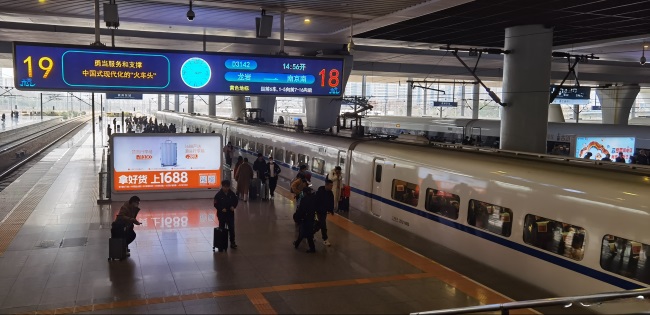 杭州东高铁站台灯箱广告投放，杭州东站大屏广告价格