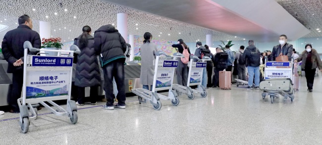 深圳机场手推车广告投放，深圳宝安机场行李推车贴广告价格